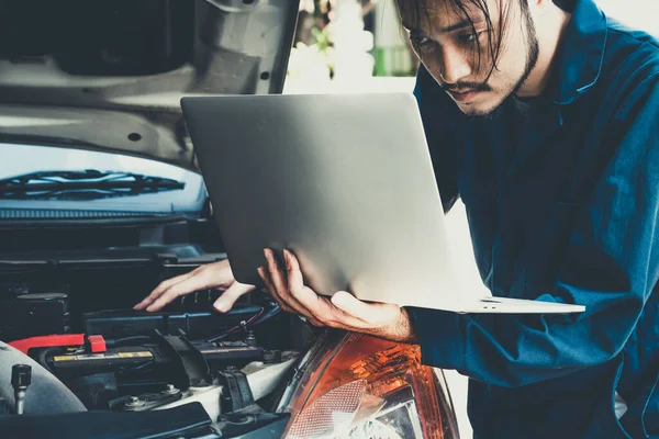 Meccanico Professionista Che Fornisce Servizio Riparazione Manutenzione Auto Garage Auto — Foto Stock