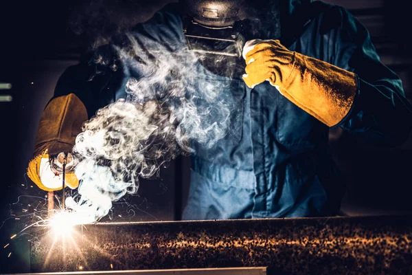 Metallschweißer Der Mit Lichtbogenschweißmaschine Arbeitet Der Fabrik Stahl Schweißen Während — Stockfoto