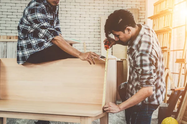 Tischler Der Einer Werkstatt Mit Holzhandwerk Beschäftigt Ist Baumaterial Oder — Stockfoto