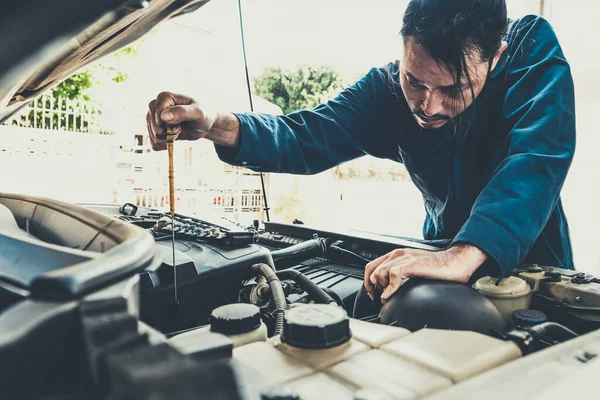 Meccanico Professionista Che Fornisce Servizio Riparazione Manutenzione Auto Garage Auto — Foto Stock