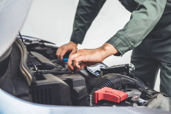 Professionele Monteur Hand Het Verstrekken Van Auto Reparatie Onderhoud Auto — Stockfoto