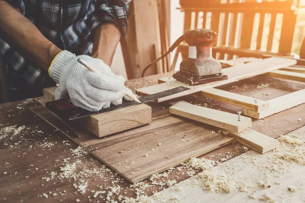 Tesař Pracující Dřevěných Řemeslech Dílně Výrobu Stavebního Materiálu Nebo Dřevěného — Stock fotografie