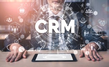 İş satış pazarlama sistemi konsepti için CRM Müşteri İlişkileri Yönetimi CRM veritabanı analizini desteklemek için hizmet uygulamasının fütüristik grafik arayüzünde sunulmuştur.