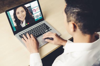 Sanal işyerinde ya da ücra bir ofiste iş görüşmeleri. Profesyonel iş dünyasındaki iş arkadaşınla iletişim kurmak için akıllı video teknolojisi kullanan telekonferans görüşmesi..