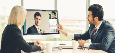 Sanal işyerinde ya da ücra bir ofiste buluşan iş adamları. Profesyonel iş dünyasındaki iş arkadaşınla iletişim kurmak için akıllı video teknolojisi kullanan telekonferans görüşmesi..