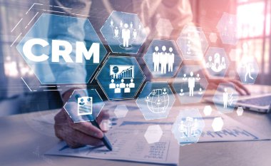 İş satış pazarlama sistemi konsepti için CRM Müşteri İlişkileri Yönetimi CRM veritabanı analizini desteklemek için hizmet uygulamasının fütüristik grafik arayüzünde sunulmuştur.