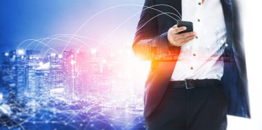 Modern yaratıcı iletişim ve internet ağı akıllı şehirde birleşir. 5G kablosuz dijital bağlantı ve gelecekteki şeylerin interneti kavramı.