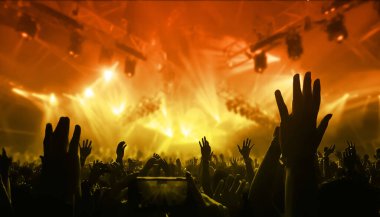 Mutlu insanlar gece kulübü DJ parti konserinde dans eder ve sahnede DJ 'den elektronik dans müziği dinlerler. Siluet dolu neşeli kalabalık 2020 yılbaşı partisini kutluyor. İnsanların yaşam tarzı DJ gece hayatı.