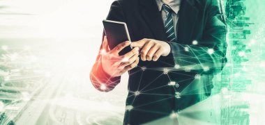 Modern yaratıcı iletişim ve internet ağı akıllı şehirde birleşir. 5G kablosuz dijital bağlantı ve gelecekteki şeylerin interneti kavramı.