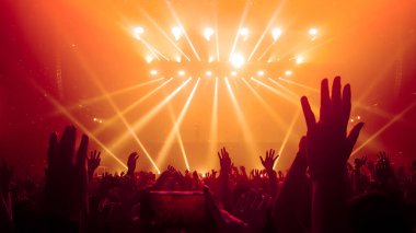 Mutlu insanlar gece kulübü DJ parti konserinde dans eder ve sahnede DJ 'den elektronik dans müziği dinlerler. Siluet dolu neşeli kalabalık 2020 yılbaşı partisini kutluyor. İnsanların yaşam tarzı DJ gece hayatı.