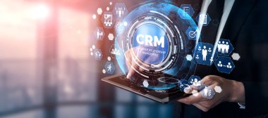 İş satış pazarlama sistemi konsepti için CRM Müşteri İlişkileri Yönetimi CRM veritabanı analizini desteklemek için hizmet uygulamasının fütüristik grafik arayüzünde sunulmuştur.