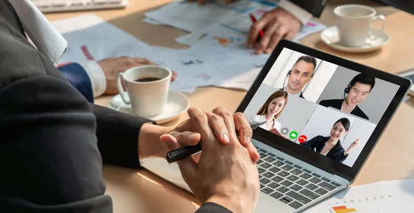 Video Chiamata Gruppo Uomini Affari Che Incontrano Sul Posto Lavoro — Foto Stock