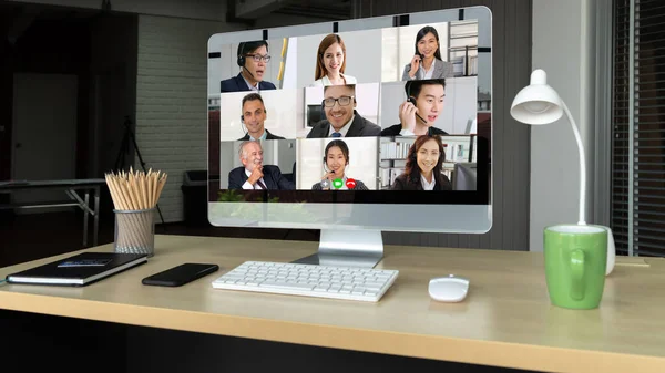 视频呼叫商务人士在虚拟工作场所或远程办公室见面 使用智能视频技术通过远程工作电话会议与专业企业的同事进行沟通 — 图库照片