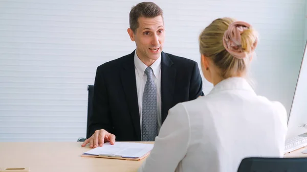 Buscador de empleo en la entrevista de trabajo reunión con el gerente — Foto de Stock