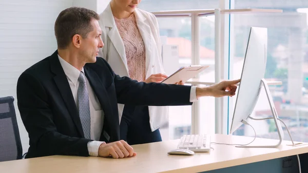 Zwei Geschäftsleute sprechen im Büro über Projektstrategie — Stockfoto