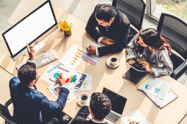 Zeki iş adamı ve iş kadını modern ofis içinde grup toplantılarında konuşuyorlar. İş ortaklığı stratejik planlama ve iş arkadaşlarının beyin fırtınası.