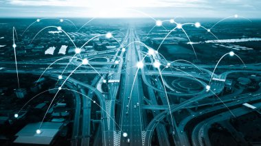 Modern yaratıcı iletişim ve internet ağı akıllı şehirde birleşir. 5G kablosuz dijital bağlantı ve gelecekteki şeylerin interneti kavramı.