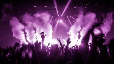 Mutlu insanlar gece kulübü DJ parti konserinde dans eder ve sahnede DJ 'den elektronik dans müziği dinlerler. Siluet dolu neşeli kalabalık 2020 yılbaşı partisini kutluyor. İnsanların yaşam tarzı DJ gece hayatı.