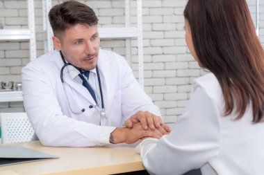 Profesyonel üniformalı doktor hastanedeki ya da klinikteki hastayı muayene ediyor. Sağlık, sağlık ve doktor hizmetleri konsepti.