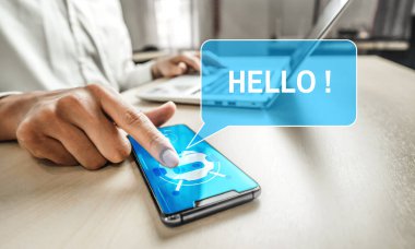 Al Chatbot akıllı dijital müşteri hizmetleri uygulaması konsepti. Yapay zeka sohbet botu otomatik mesajı kullanan bilgisayar veya mobil aygıt uygulaması müşterilere anında yardım etmek için çevrimiçi yanıt verir.