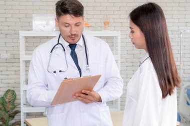 Profesyonel üniformalı doktor hastanedeki ya da klinikteki hastayı muayene ediyor. Sağlık, sağlık ve doktor hizmetleri konsepti.