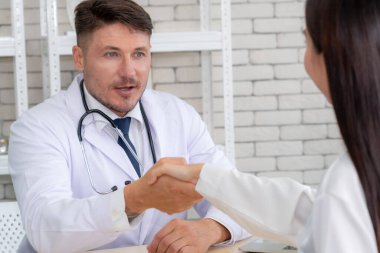 Profesyonel üniformalı doktor hastanedeki ya da klinikteki hastayı muayene ediyor. Sağlık, sağlık ve doktor hizmetleri konsepti.