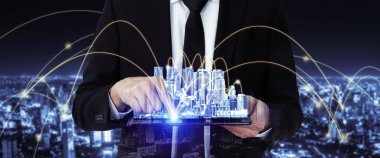 Modern yaratıcı iletişim ve internet ağı akıllı şehirde birleşir. 5G kablosuz dijital bağlantı ve gelecekteki şeylerin interneti kavramı.