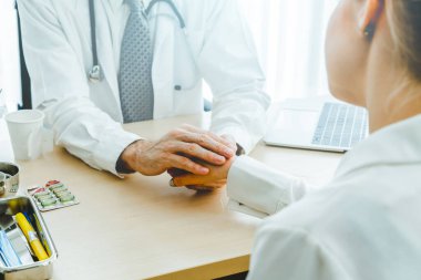 Profesyonel üniformalı doktor hastanedeki ya da klinikteki hastayı muayene ediyor. Sağlık, sağlık ve doktor hizmetleri konsepti.