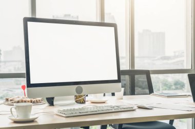 Tasarım için boş bilgisayar monitörü modern küçük ofis içi ya da ev içi ofislerde şablon oluşturur. Yaratıcı meslek için şık bir iş yeri.