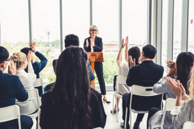Bir grup iş adamı seminer konferansında toplanıyor. Seyirciler, çalışanların eğitim seanslarındaki eğitmenleri dinliyor. Uzman konuşmacı ile ofis çalışanları toplantısı .