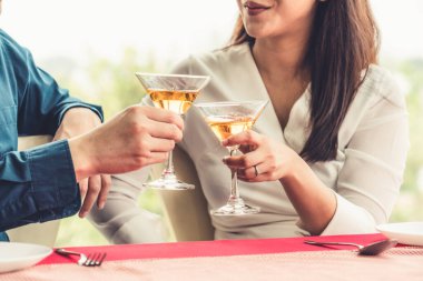 Restoranda yemek yiyen mutlu romantik çift. Çift yıldönümü kutlaması ve yaşam tarzı .