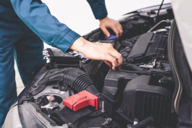 Tamirhanede araba tamiri ve bakım hizmeti veren profesyonel bir tamirci. Araba servisi iş konsepti.