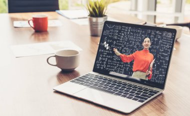 E- öğrenim ve Öğrenci ve Üniversite Konsepti Online Eğitim. Video konferansı çağrı teknolojisi öğrencilerin her yerden öğrenebileceği dijital eğitim kursları düzenliyor..