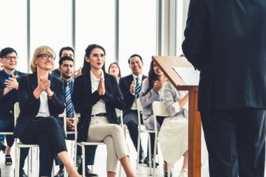 Bir grup iş adamı seminer konferansında toplanıyor. Seyirciler, çalışanların eğitim seanslarındaki eğitmenleri dinliyor. Uzman konuşmacı ile ofis çalışanları toplantısı .