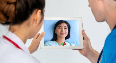 Doktor Teletıp Servisi sanal hasta sağlığı sohbetleri için çevrimiçi video. Canlı video çağrısı için internete bağlanan çevrimiçi mobil cihaz kullanarak evden uzak doktor sağlık danışmanı .