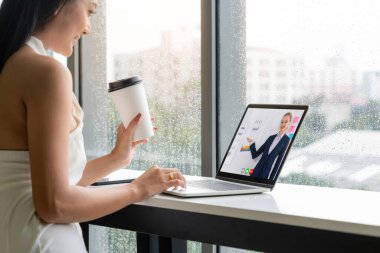 E-öğrenme ve Çevrimiçi İş Tanıtım Toplantısı Konsepti. İnsanların uzaktan öğrenebileceği dijital eğitim kursu..