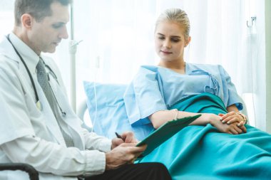 Profesyonel üniformalı doktor hastanedeki ya da klinikteki hastayı muayene ediyor. Sağlık, sağlık ve doktor hizmetleri konsepti.