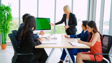 Konferans odasındaki iş adamları yeşil ekran krom anahtar televizyonlu ya da ofis masasında bilgisayar olan kişiler. Çeşitli iş adamları ve iş kadınları video konferansında bir araya geldi. .