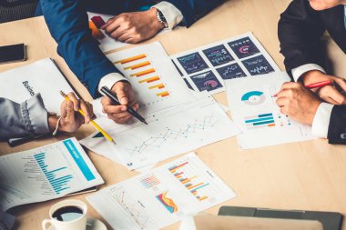 Zeki iş adamı ve iş kadını modern ofis içinde grup toplantılarında konuşuyorlar. İş ortaklığı stratejik planlama ve iş arkadaşlarının beyin fırtınası.