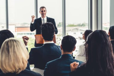 Bir grup iş adamı seminer konferansında toplanıyor. Seyirciler, çalışanların eğitim seanslarındaki eğitmenleri dinliyor. Uzman konuşmacı ile ofis çalışanları toplantısı .