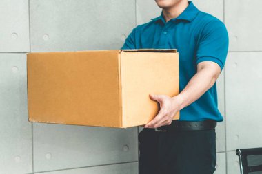 Paket kutusunu müşteriye göndermek için taşıyan teslimatçı. Teslimat işi konsepti .