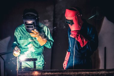 Metal kaynak çeliği, fabrikada çelik kaynaklamak için elektrikli yay kaynak makinesi kullanır. El becerisi iş gücü kavramına göre metal imalatı ve inşaat bakım hizmeti.