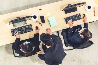 Ofiste üst kademeden kulaklık takan işadamları uzak müşteri ya da meslektaşlarını desteklemek için bilgisayarla çalışıyorlar. Çağrı merkezi, tele pazarlama acente servisi telefon ya da video konferans çağrısı.