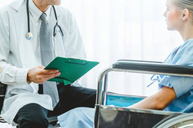 Profesyonel üniformalı doktor hastanedeki ya da klinikteki hastayı muayene ediyor. Sağlık, sağlık ve doktor hizmetleri konsepti.