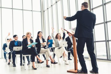 Bir grup iş adamı seminer konferansında toplanıyor. Seyirciler, çalışanların eğitim seanslarındaki eğitmenleri dinliyor. Uzman konuşmacı ile ofis çalışanları toplantısı .