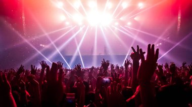Mutlu insanlar gece kulübü DJ parti konserinde dans eder ve sahnede DJ 'den elektronik dans müziği dinlerler. Siluet dolu neşeli kalabalık 2020 yılbaşı partisini kutluyor. İnsanların yaşam tarzı DJ gece hayatı.