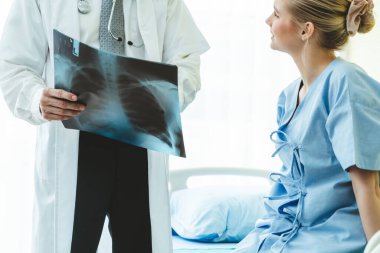 Profesyonel üniformalı doktor hastanedeki ya da klinikteki hastayı muayene ediyor. Sağlık, sağlık ve doktor hizmetleri konsepti.
