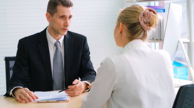 Şirket ofisindeki yönetici ve mülakatçıyla iş görüşmesinde iş arayan biri. Profesyonel kariyer fırsatı arayan genç mülakatçı. İnsan kaynakları ve adam toplama kavramı.
