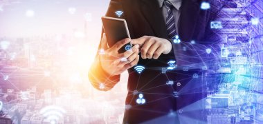 Modern yaratıcı iletişim ve internet ağı akıllı şehirde birleşir. 5G kablosuz dijital bağlantı ve gelecekteki şeylerin interneti kavramı.