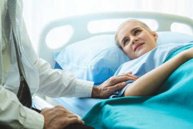 Profesyonel üniformalı doktor hastanedeki ya da klinikteki hastayı muayene ediyor. Sağlık, sağlık ve doktor hizmetleri konsepti.